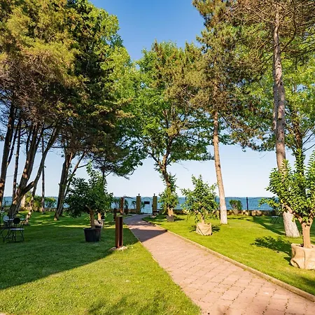 Epico Seafront & Garden 4*